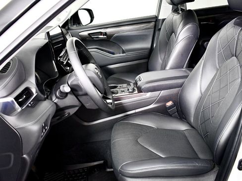 Used 2022 Toyota Highlander Platinum image 18