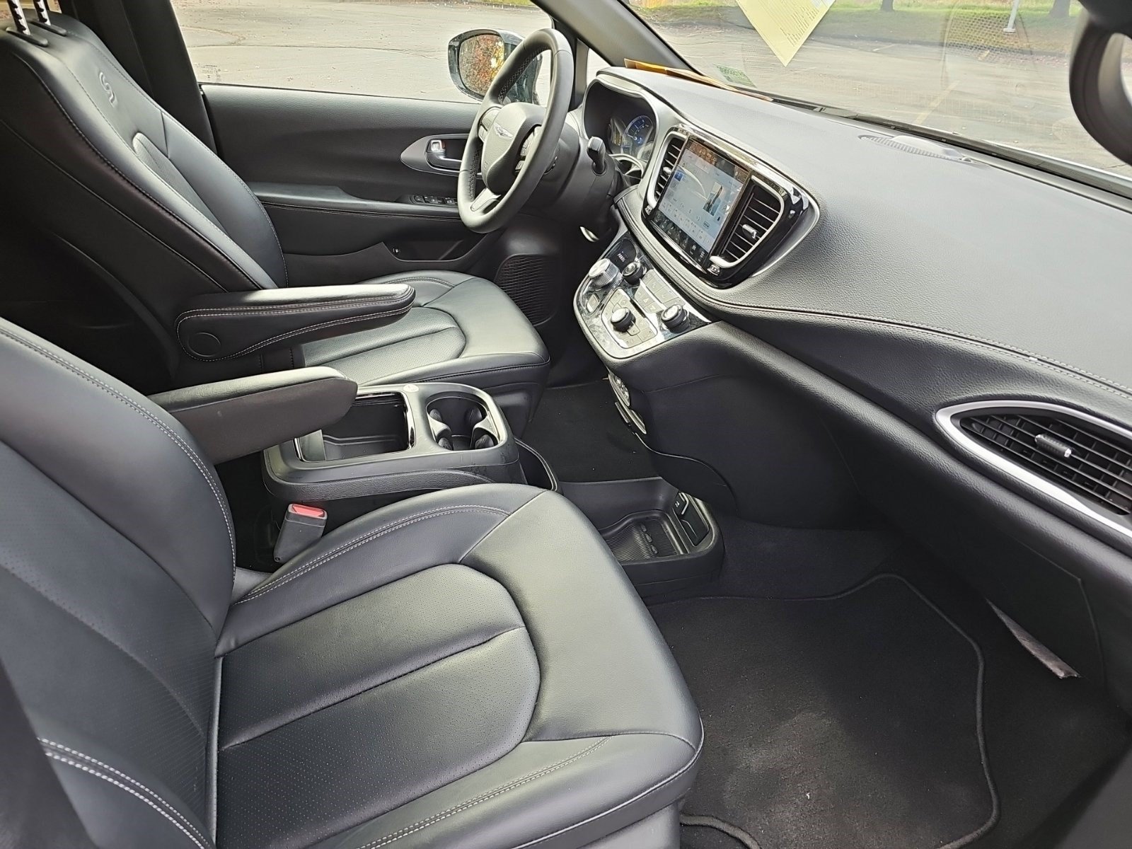 Used 2024 Chrysler Pacifica Limited FWD image 10