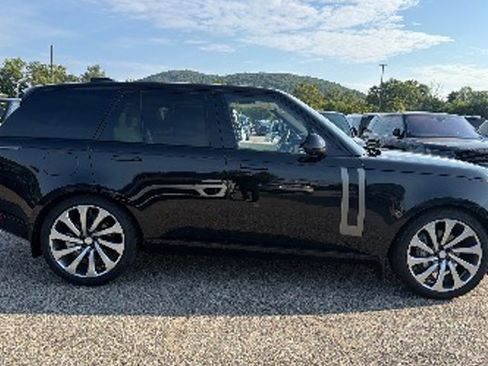 Used 2025 Land Rover Range Rover SE AWD/4WD image 4