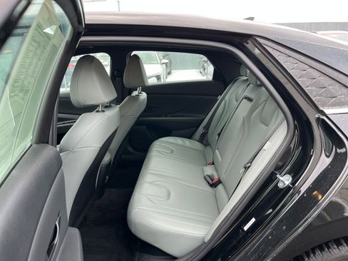 Used 2025 Hyundai Elantra Limited image 27