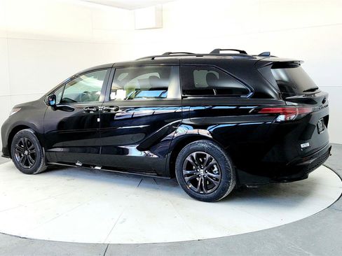 New 2026 Toyota Sienna XSE image 4