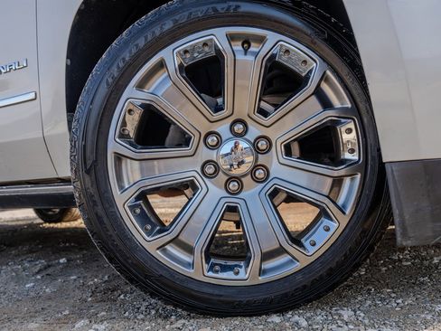 Used 2015 GMC Yukon XL Denali w/ Premium Package image 13