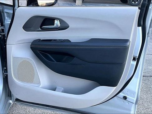 Used 2024 Chrysler Pacifica Touring-L image 28