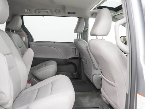 Used 2017 Toyota Sienna XLE w/ XLE Navigation Package AWD/4WD image 14
