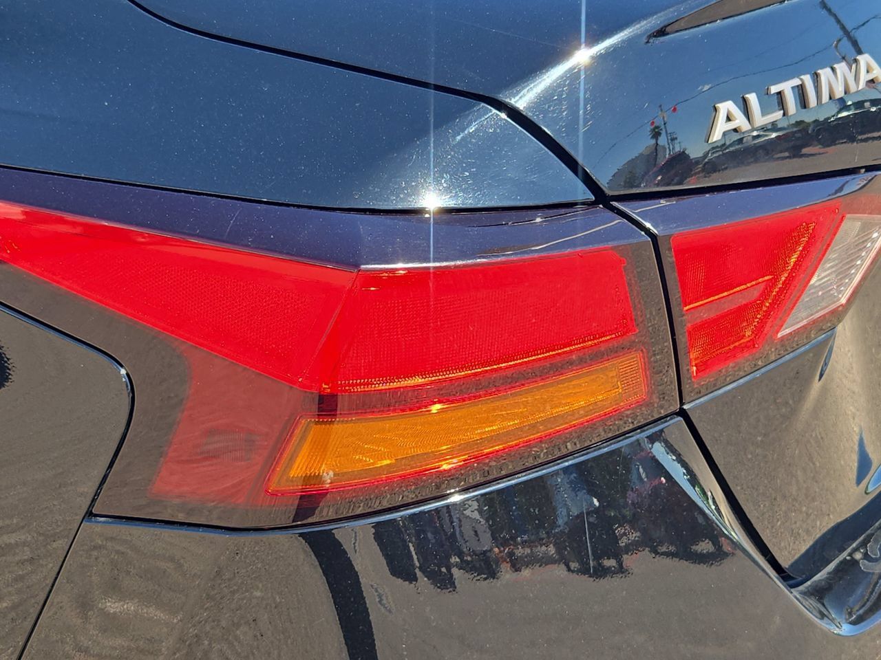 Used 2025 Nissan Altima 2.5 SV FWD image 33