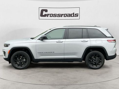 Used 2025 Jeep Grand Cherokee Altitude AWD/4WD image 2