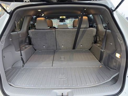 Used 2019 Toyota Highlander LE image 25