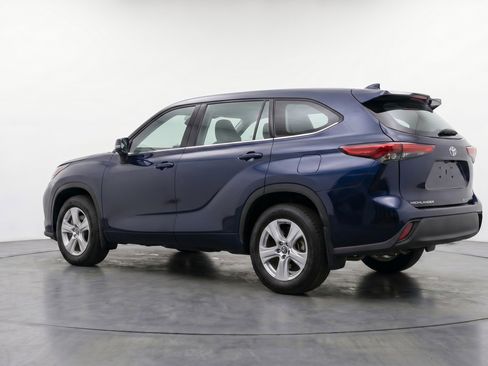 Used 2025 Toyota Highlander LE FWD image 6