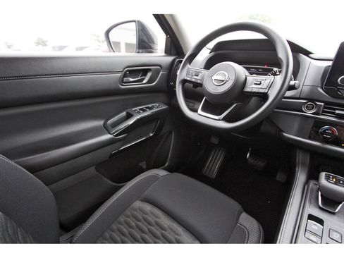 Used 2024 Nissan Pathfinder S FWD image 11