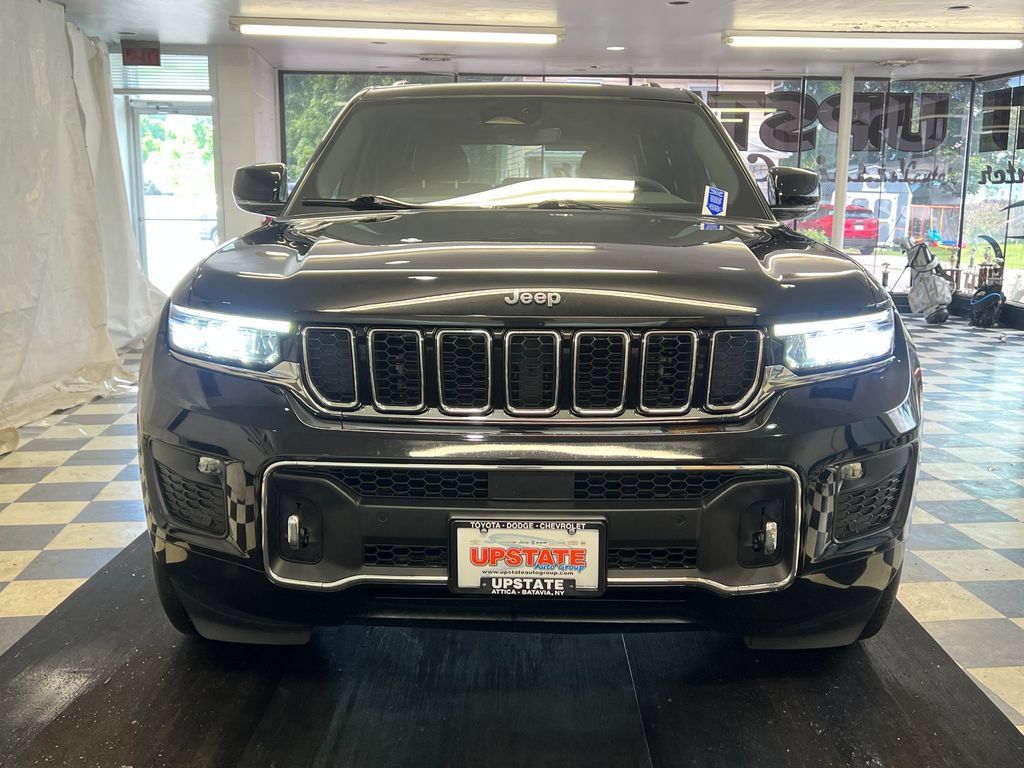 Used 2023 Jeep Grand Cherokee Overland AWD/4WD image 2
