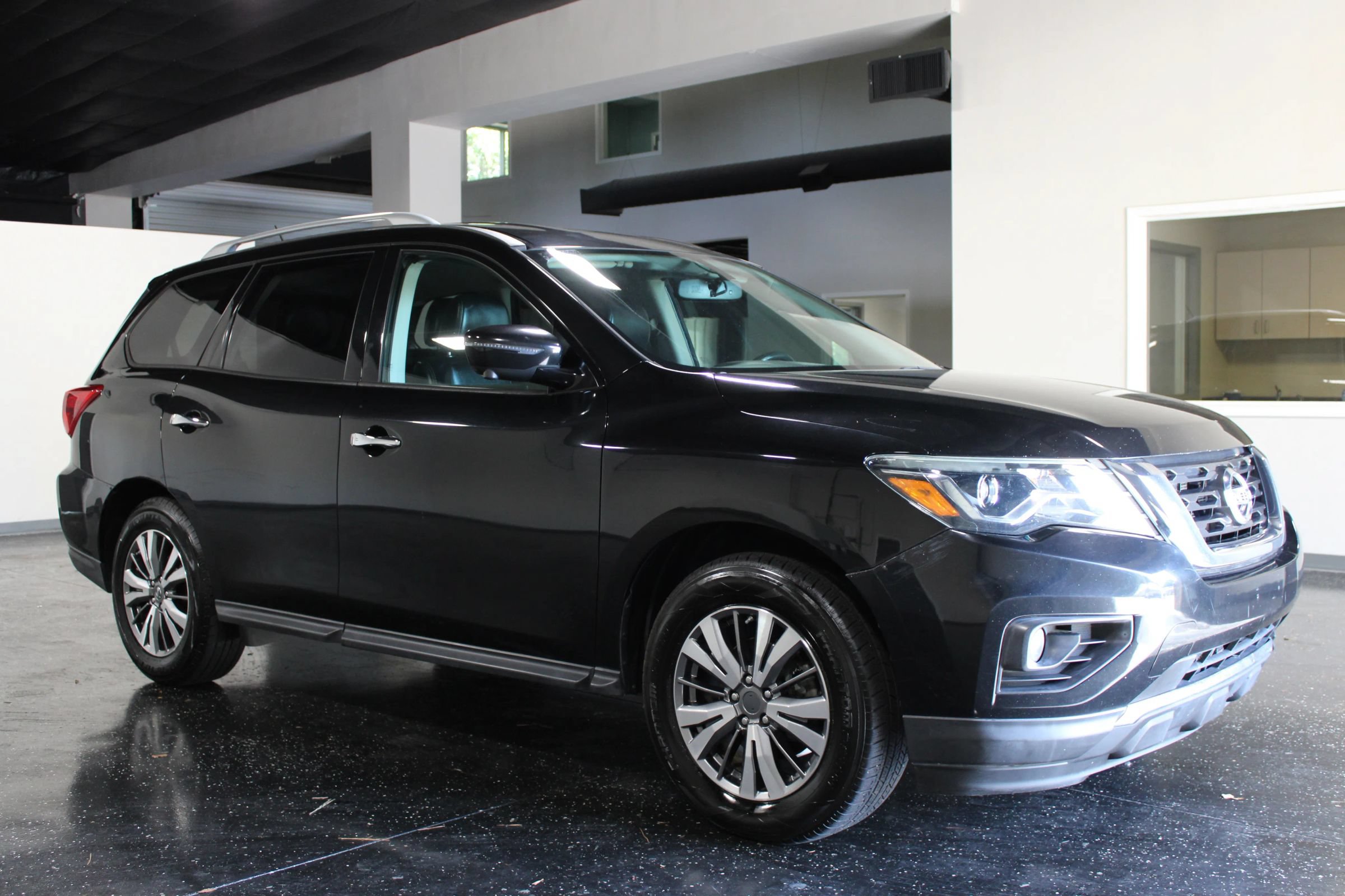 Used 2018 Nissan Pathfinder SL w/ Cargo Package FWD image 1