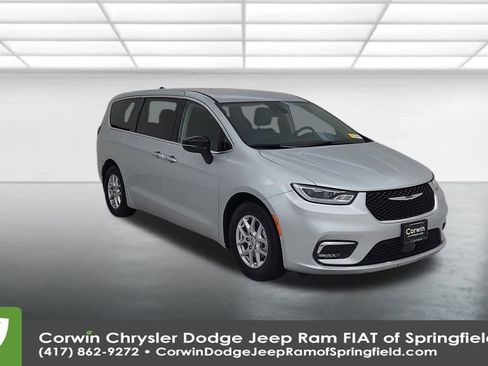 Certified 2024 Chrysler Pacifica Touring-L image 3