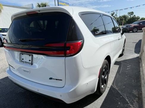 Used 2024 Chrysler Pacifica Limited FWD image 5