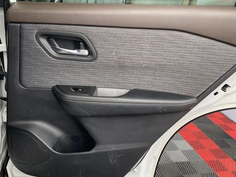 Used 2023 Nissan Rogue SV image 10