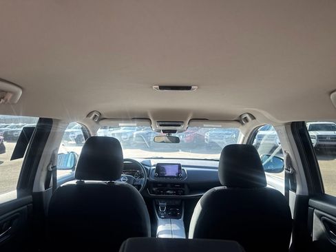 Certified 2025 Nissan Rogue SV FWD image 32
