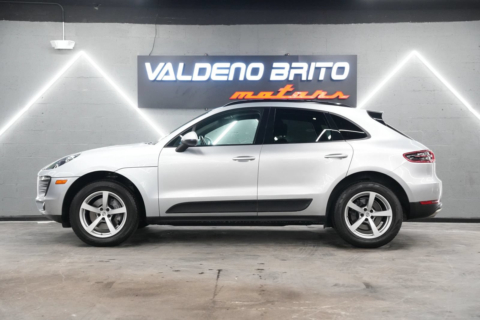 Used 2018 Porsche Macan Sport Edition AWD/4WD image 10