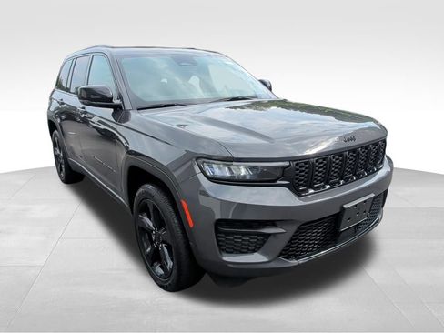 Used 2024 Jeep Grand Cherokee Altitude AWD/4WD image 7