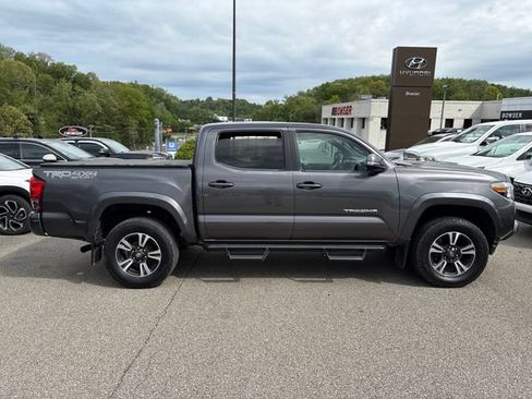 Used 2017 Toyota Tacoma TRD Sport AWD/4WD image 6