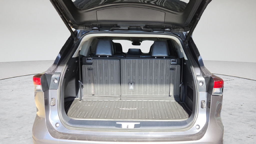 Certified 2020 Toyota Highlander XLE AWD/4WD image 35