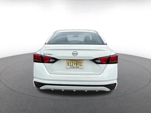 Used 2025 Nissan Altima 2.5 SV FWD image 17