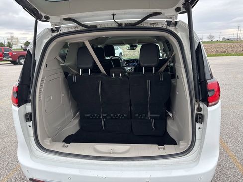 Used 2022 Chrysler Pacifica Touring-L image 9