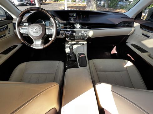 Used 2018 Lexus ES 350 w/ Luxury Package w/Wood Trim FWD image 35