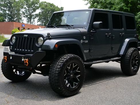 Used 2017 Jeep Wrangler Unlimited Sahara w/ Quick Order Package 23E Chief AWD/4WD image 6
