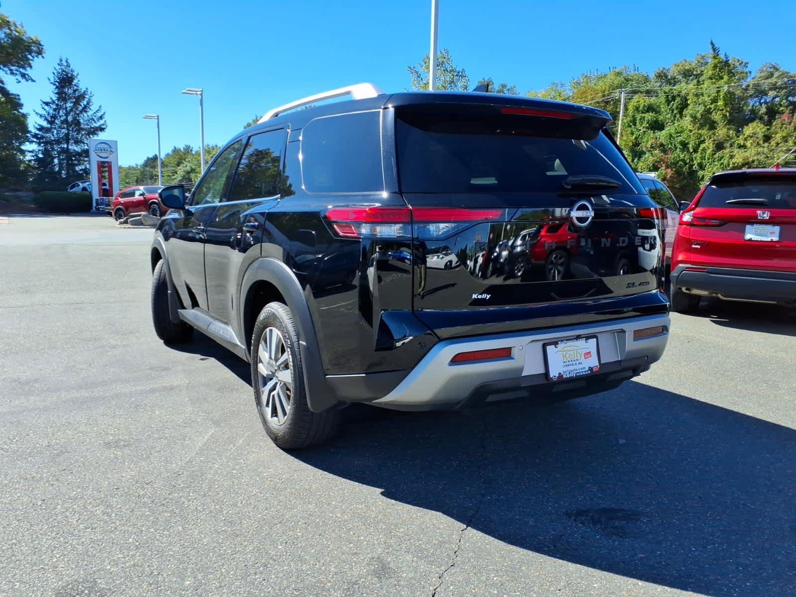 Used 2025 Nissan Pathfinder SL w/ Black Appearance Package AWD/4WD image 7
