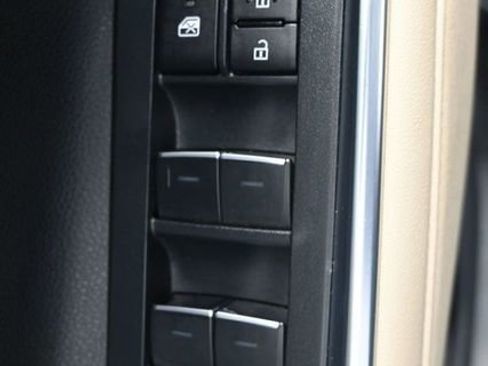 Used 2024 Toyota Highlander Limited image 27