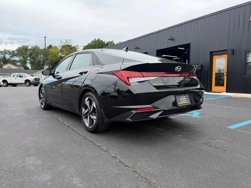 Used 2022 Hyundai Elantra SEL w/ Convenience + Premium Package FWD image 2