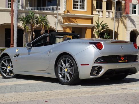 Used 2011 Ferrari California image 39