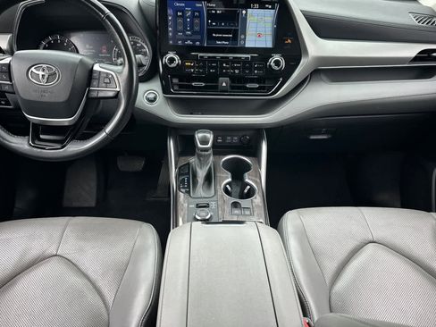 Used 2022 Toyota Highlander Platinum image 4