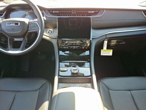 New 2025 Jeep Grand Cherokee Limited image 11
