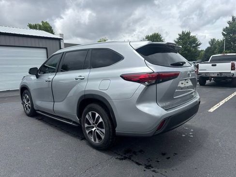 Used 2023 Toyota Highlander XLE FWD image 3