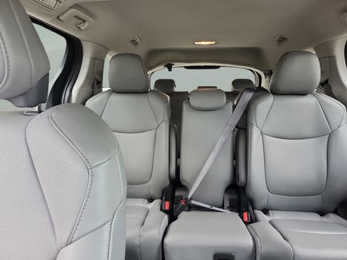 Used 2023 Toyota Sienna XLE image 19
