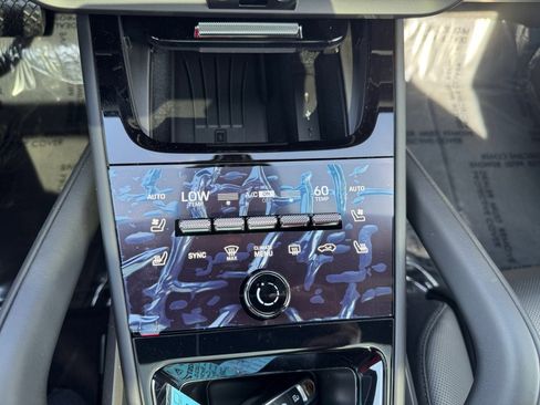 New 2025 Porsche Cayenne image 21