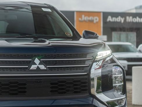 Used 2024 Mitsubishi Outlander SE Black Edition image 12