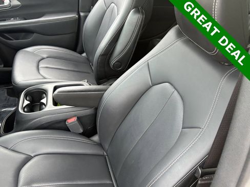 Used 2025 Chrysler Pacifica Select image 31
