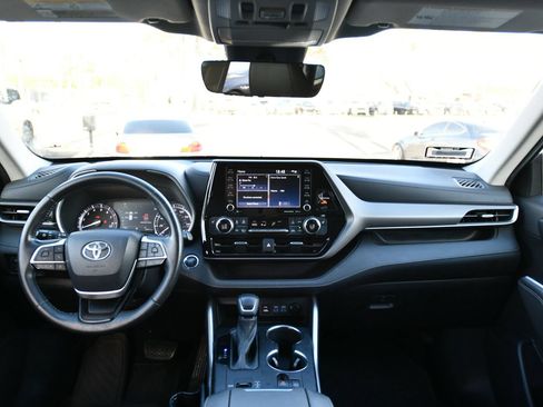 Used 2022 Toyota Highlander XLE FWD image 26