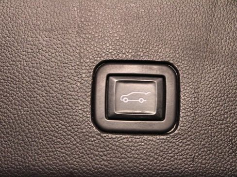 Used 2023 Chevrolet Traverse Premier image 18