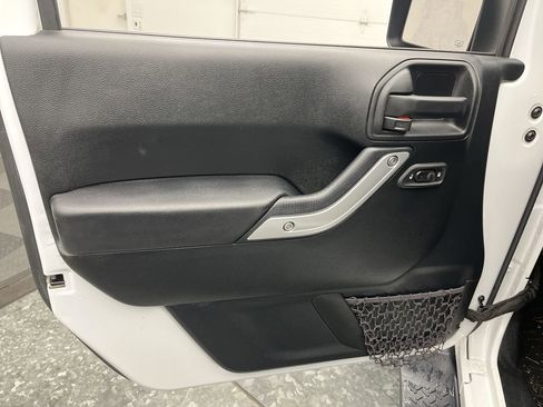 Used 2017 Jeep Wrangler Unlimited Sahara w/ Connectivity Group image 6