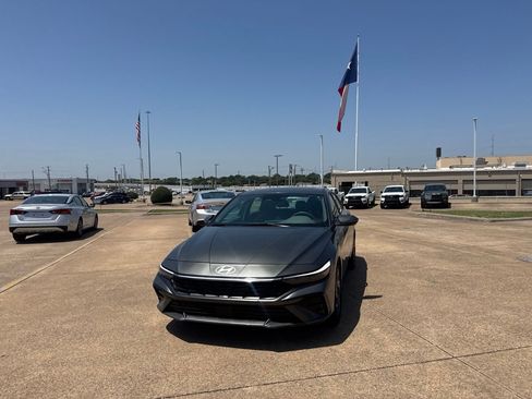 Used 2025 Hyundai Elantra SEL FWD image 6