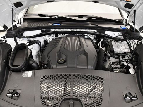 Used 2025 Porsche Macan image 10