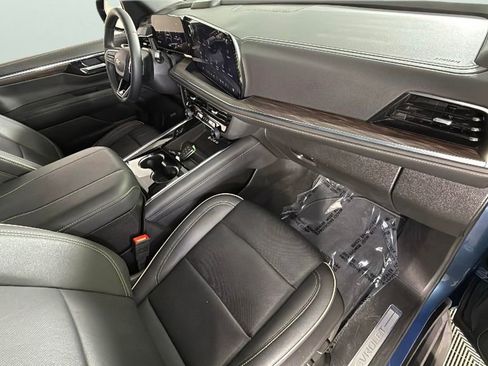 Used 2025 Chevrolet Suburban Premier image 36