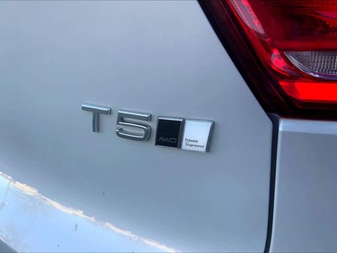 Used 2021 Volvo XC40 T5 R-Design w/ Advanced Package image 9