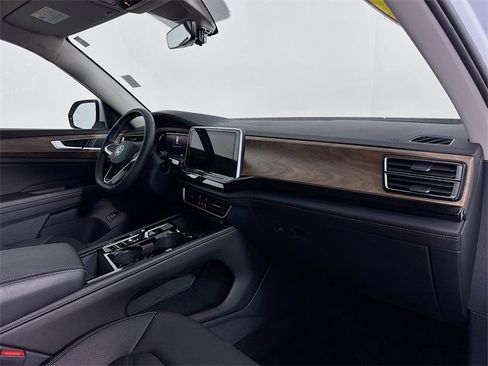 Used 2025 Volkswagen Atlas SE image 30