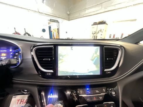 Used 2025 Chrysler Pacifica Limited FWD image 17