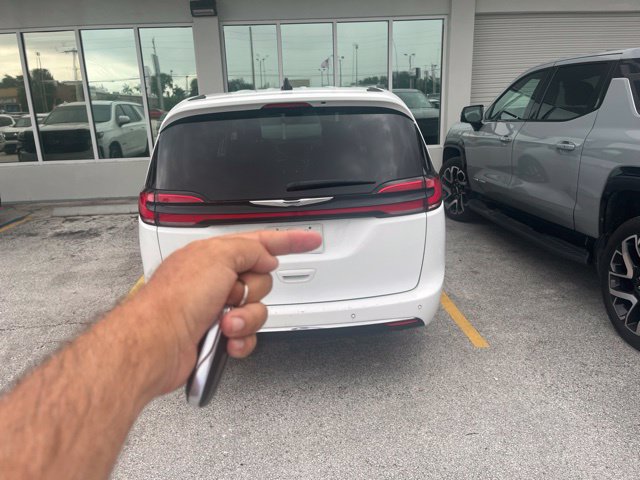 Used 2024 Chrysler Pacifica Touring-L FWD image 4