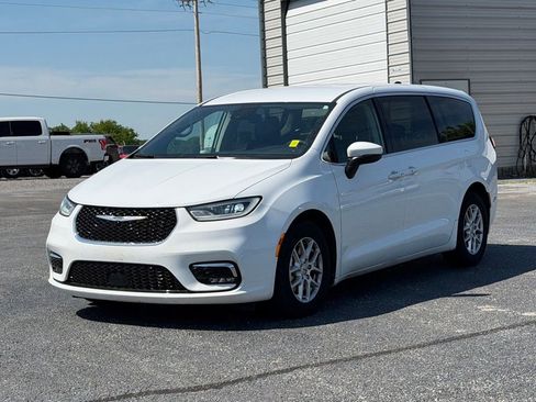 Used 2023 Chrysler Pacifica Touring-L FWD image 9