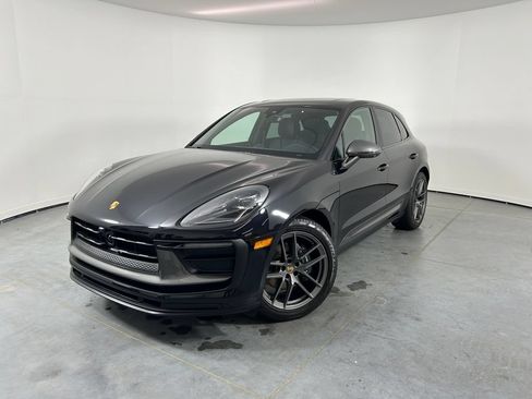 Certified 2025 Porsche Macan AWD/4WD image 1